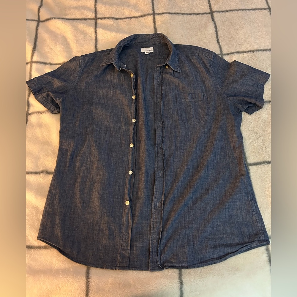 Men’s Casual Button Up size Large